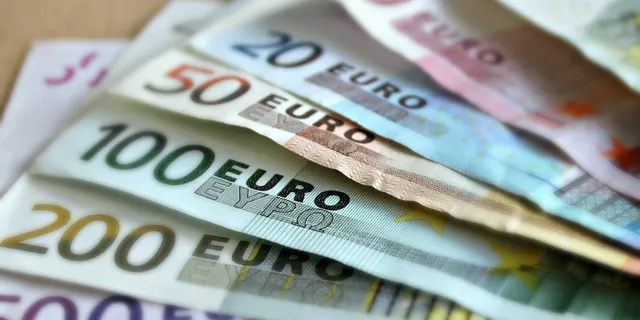 EUR USD:  데일리 차트의 21이평선 저항,  다시 하락 가능성 